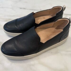 Vionic Womens Penelope Nubuck Slip On size 8

Excellent condition